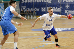Mecz PGNiG Superligi piłki ręcznej mężczyzn: Grupa Azoty Unia Tarnów - Orlen Wisła Płock. W akcji Ajdin Zahirović.